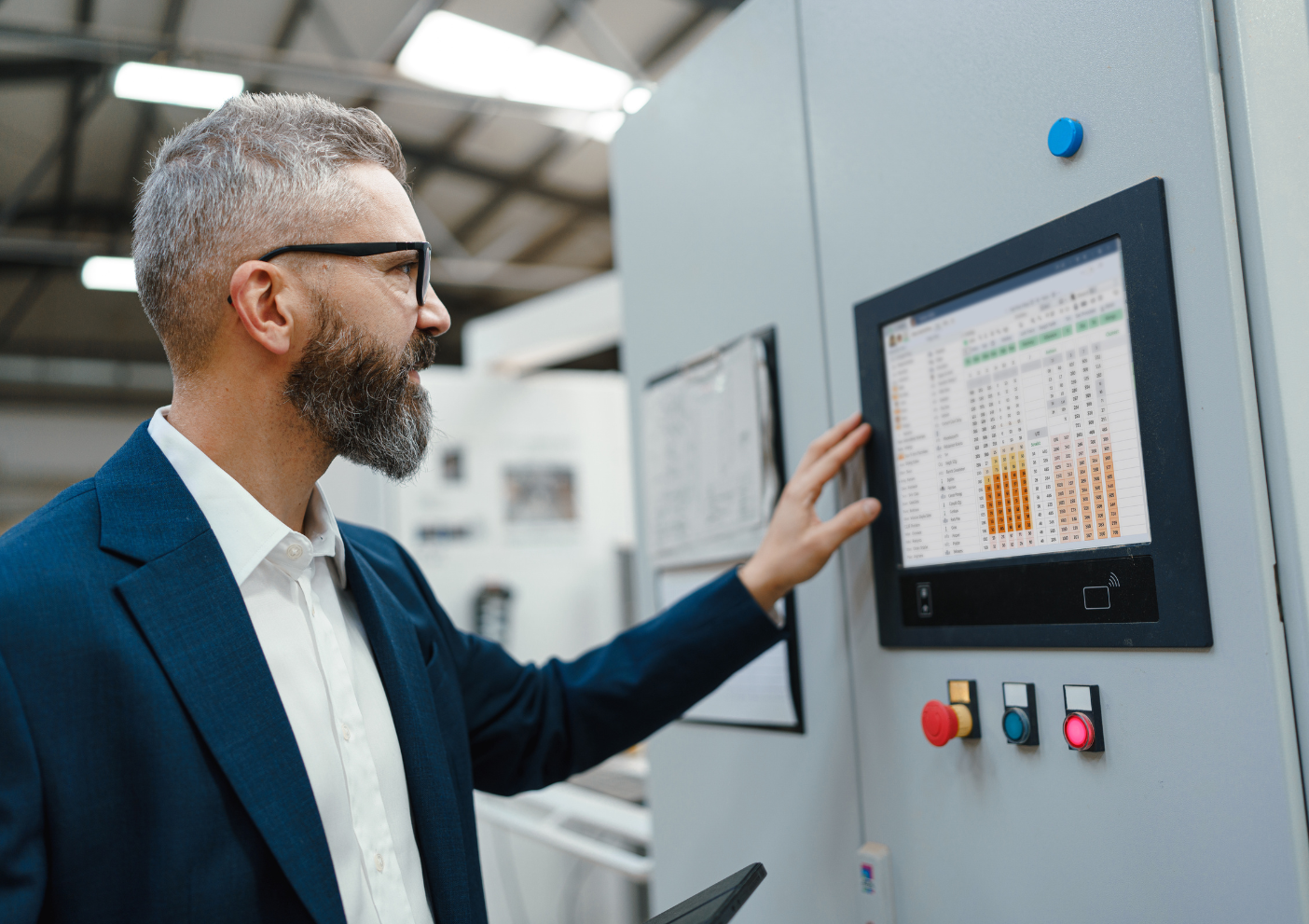 Jak system ERP pomaga kierownikowi produkcji w branży metalowej opanować chaos na hali produkcyjnej 